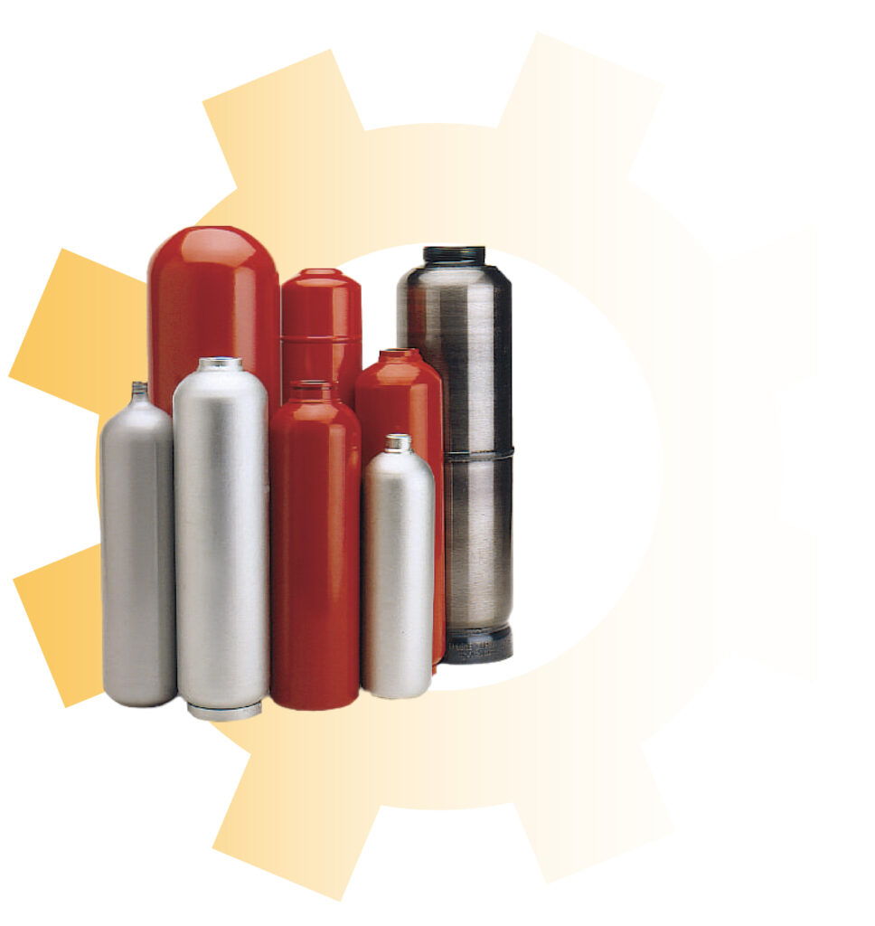 des extincteurs avec un rouage orange dans le fond